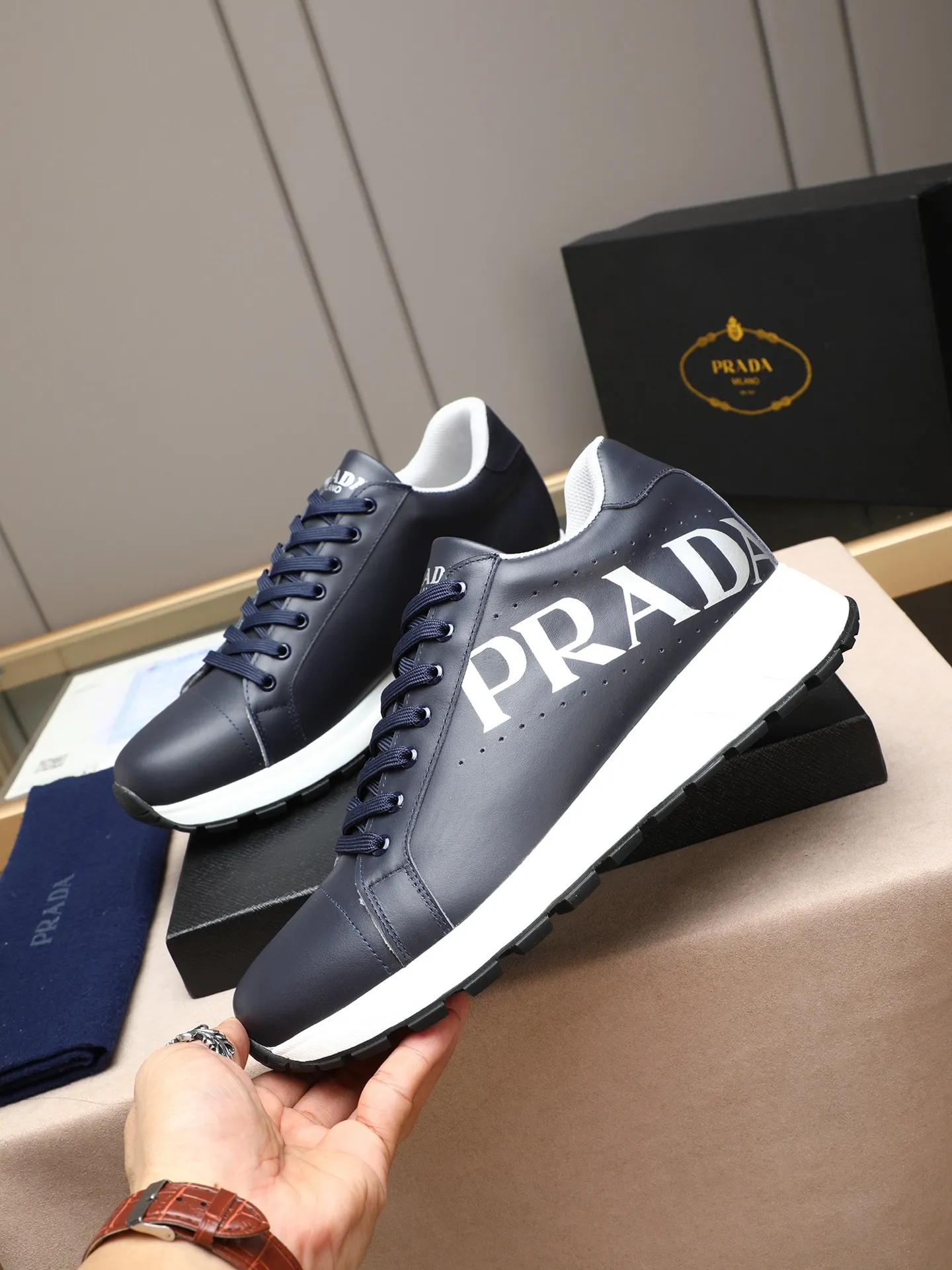 Men's shoes 💰460 PRADA's new model is on the market, the picture above is a must-sell! Fashionable casual men's shoes, trendy and versatile, relaxed and sporty style, imported cowhide leather uppers 3D printed and ultra-fine workmanship. Light and comfortable on the feet, available in 5 colors! 38-44(45 customized)
